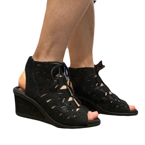 Earth Shoes - Earth Daylily Black Wedge Sandals with Cutout Design